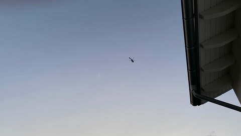 Bis in die Nacht hinein hat die Polizei auch mit einem Hubschrauber nach dem Tatverdächtigen aus Schallodenbach im Kreis Kaiserslautern gesucht.