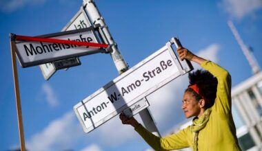Deutschland, Germany, Berlin, 23.08.2017 Protestler mit Strassenschild Anton-W.-Amo-Strasse als neuen Namensgeber in Erinnerung an den ersten deutschen schwarzen Akademiker Anton Wolhelm Amo am Schild Mohrenstrasse am Umbenennungsfest Mohrenstraße anlaesslich des Internationalen Tags zur Erinnerung an den Versklavungshandel in Berlin