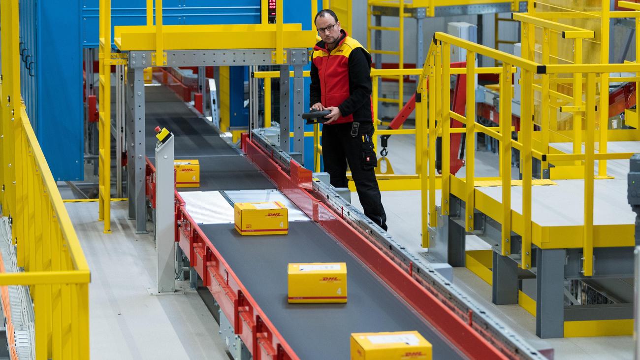 Paketdienst: DHL schränkt wegen US-Zöllen Paketversand in die USA ein