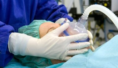 Eine Patientin wird mit einer Narkose auf eine Operation vorbereitet (Bild: dpa)