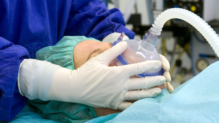 Eine Patientin wird mit einer Narkose auf eine Operation vorbereitet (Bild: dpa)