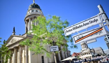 Bereits montiert, doch noch nicht gültig: die neuen Straßenschilder der Anton-Wilhelm-Amo-Straße.