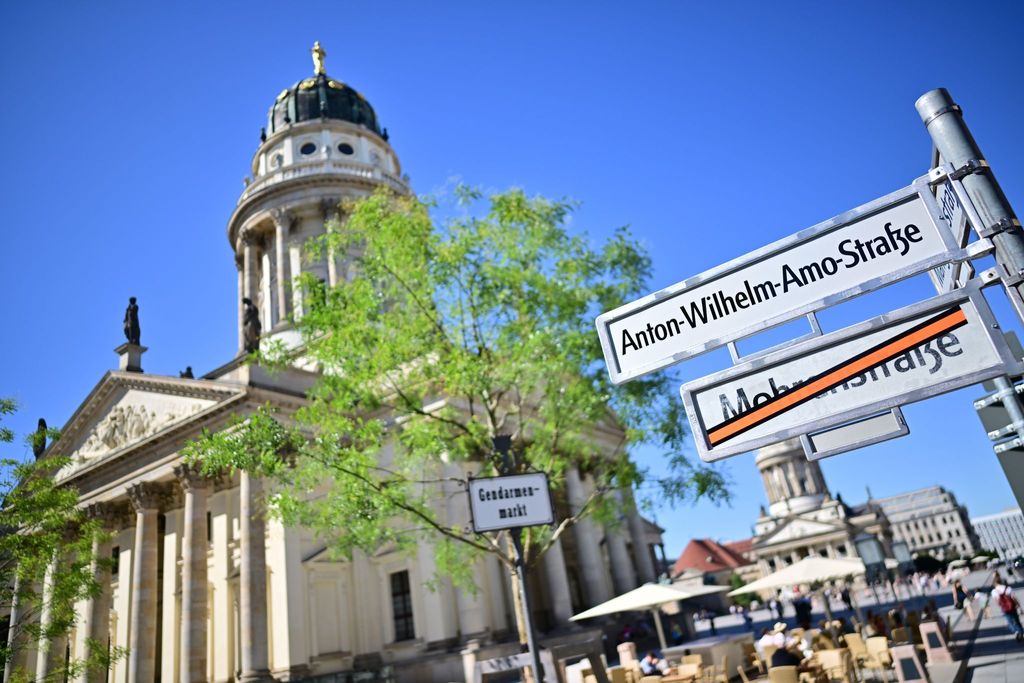 Bereits montiert, doch noch nicht gültig: die neuen Straßenschilder der Anton-Wilhelm-Amo-Straße.