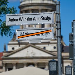 Umbenennung der Mohrenstraﬂe in die Anton-Wilhelm-Amo-Straﬂe Austausch der Strassenschilder nach der Umbenennung der Mohrenstrasse in Berlin-Mitte in Anton-Wilhelm-Amo-Strasse Foto vom 21.08.2025.(Quelle: IMAGO/Christian Ditsch)