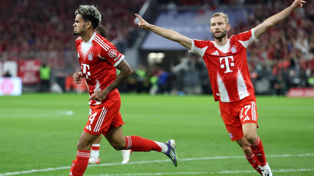 Bundesliga, 1. Spieltag: Luis Díaz (l.) jubelt mit seinem Teamkollegen Konrad Laimer während des ersten Spiels der Bundesliga-Saison 2025/2026.