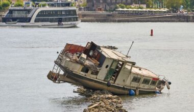 Eine auf einer Untiefe im Rhein festgefahrene Jacht bei Rüdesheim (Quelle: dpa/Thomas Frey).