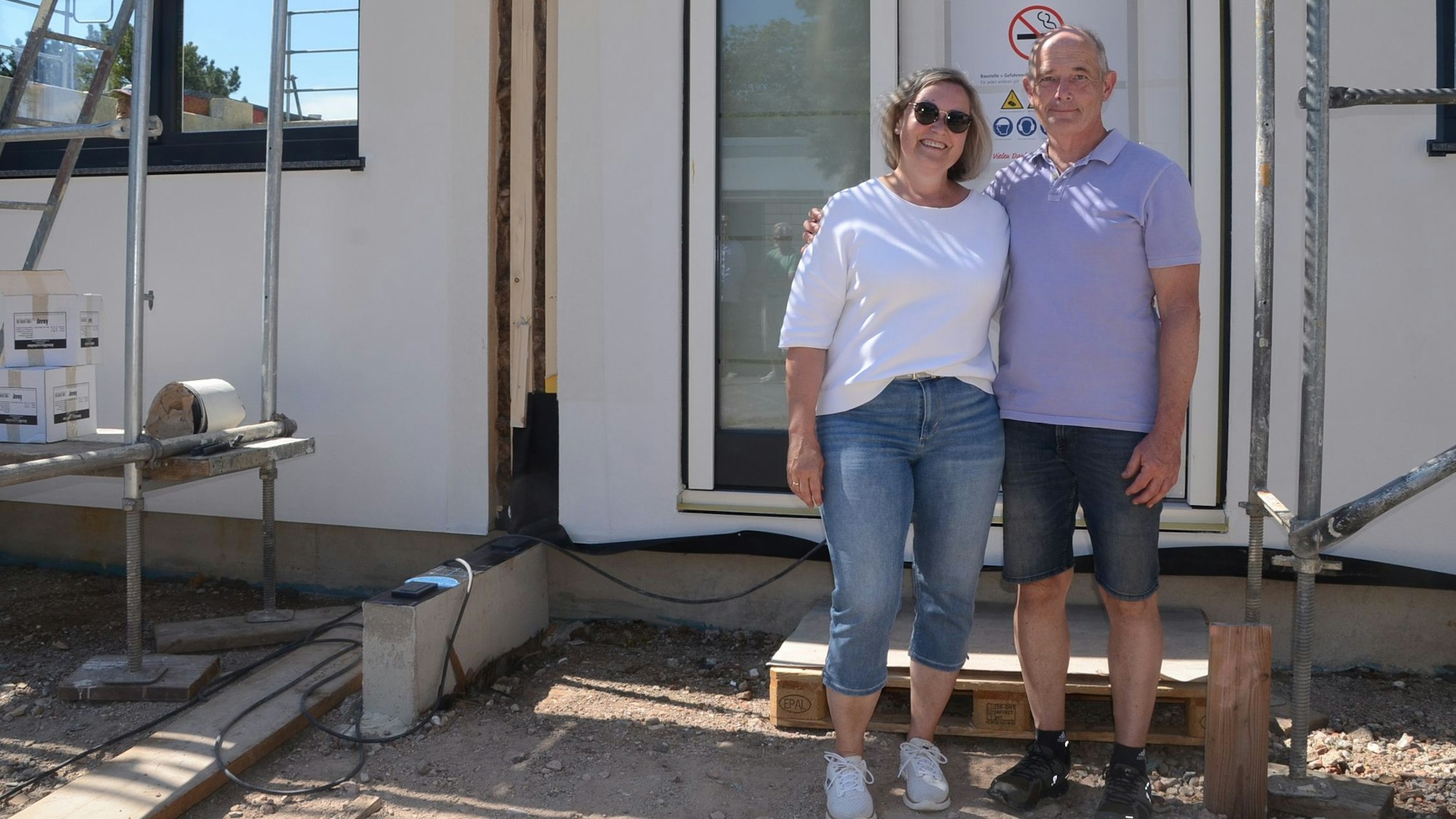 In Troisdorf-Eschmar wird ein Fertighaus der Firma Lux-Haus errichtet. Dabei müssen die Bauteile mit einem Kran über drei weitere Häuser hinweggehoben werden. 
Bauherrschaft sind Anja und Jürgen Jacob, die bislang in Spich wohnten  .