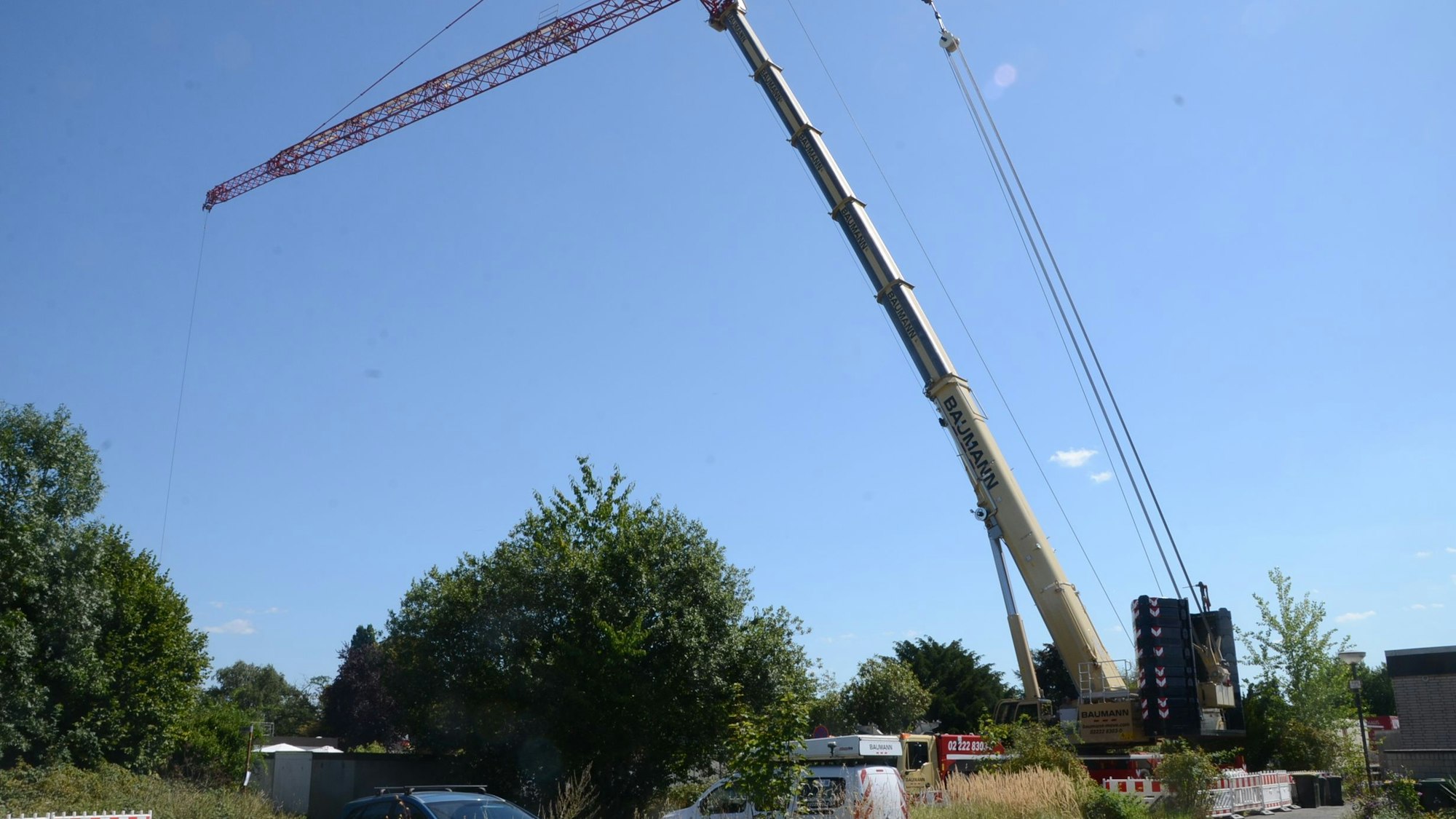 In Troisdorf-Eschmar wird ein Fertighaus der Firma Lux-Haus errichtet. Dabei müssen die Bauteile mit einem Kran über drei weitere Häuser hinweggehoben werden. 
Bauherrschaft sind Anja und Jürgen Jacob, die bislang in Spich wohnten  .
