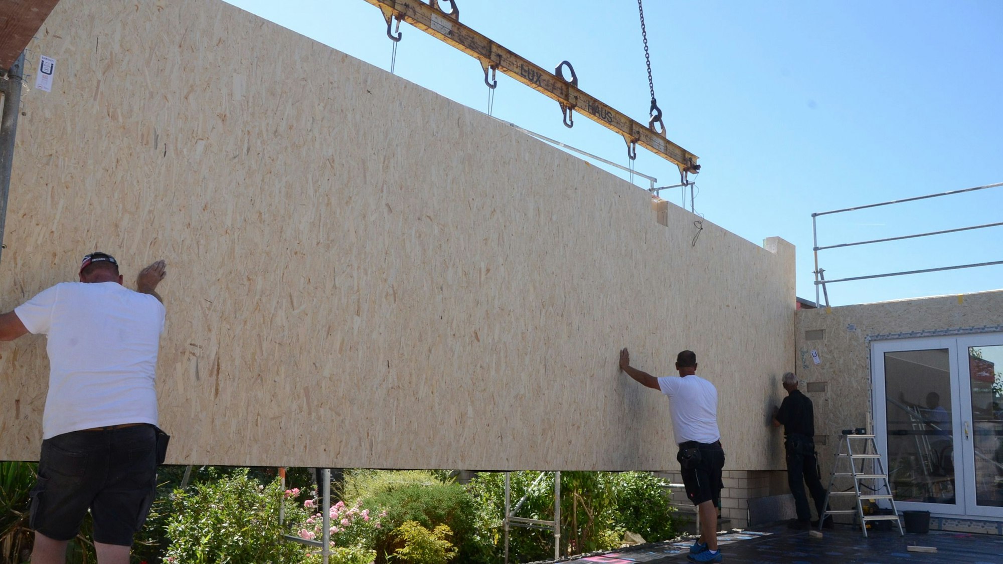 In Troisdorf-Eschmar wird ein Fertighaus der Firma Lux-Haus errichtet. Dabei müssen die Bauteile mit einem Kran über drei weitere Häuser hinweggehoben werden. 
Bauherrschaft sind Anja und Jürgen Jacob, die bislang in Spich wohnten.
