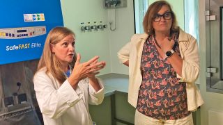 Gesundheitssenatorin Ina Czyborra (SPD) und Prof. Annette Künkele-Langer, Leiterin des Berlin Centers for Advanced Therapies (BeCAT).(Quelle: Angela Ulrich/rbb)