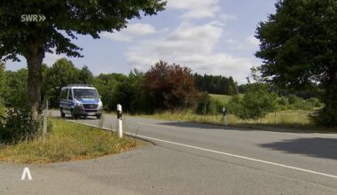 Im Zuge einer Fahndung fährt die Polizei über eine Landstraße im Kreis Kaiserslautern.