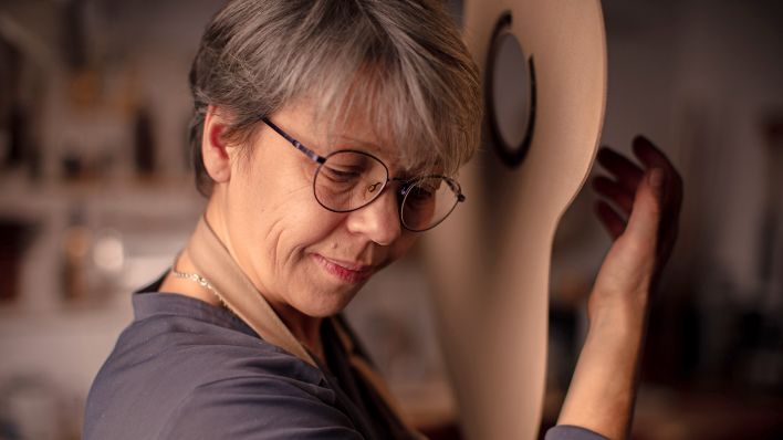 Gitarrenbaumeisterin Angela Waltner.(Quelle:Matthias Kindler)