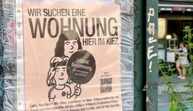 Auf einem Plakat steht: "Wir suchen eine Wohnung hier im Kiez" (Quelle: rbb/Oliver Noffke)