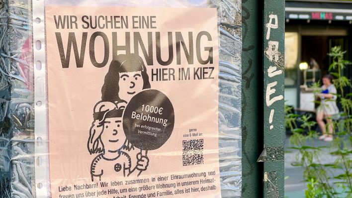Auf einem Plakat steht: "Wir suchen eine Wohnung hier im Kiez" (Quelle: rbb/Oliver Noffke)