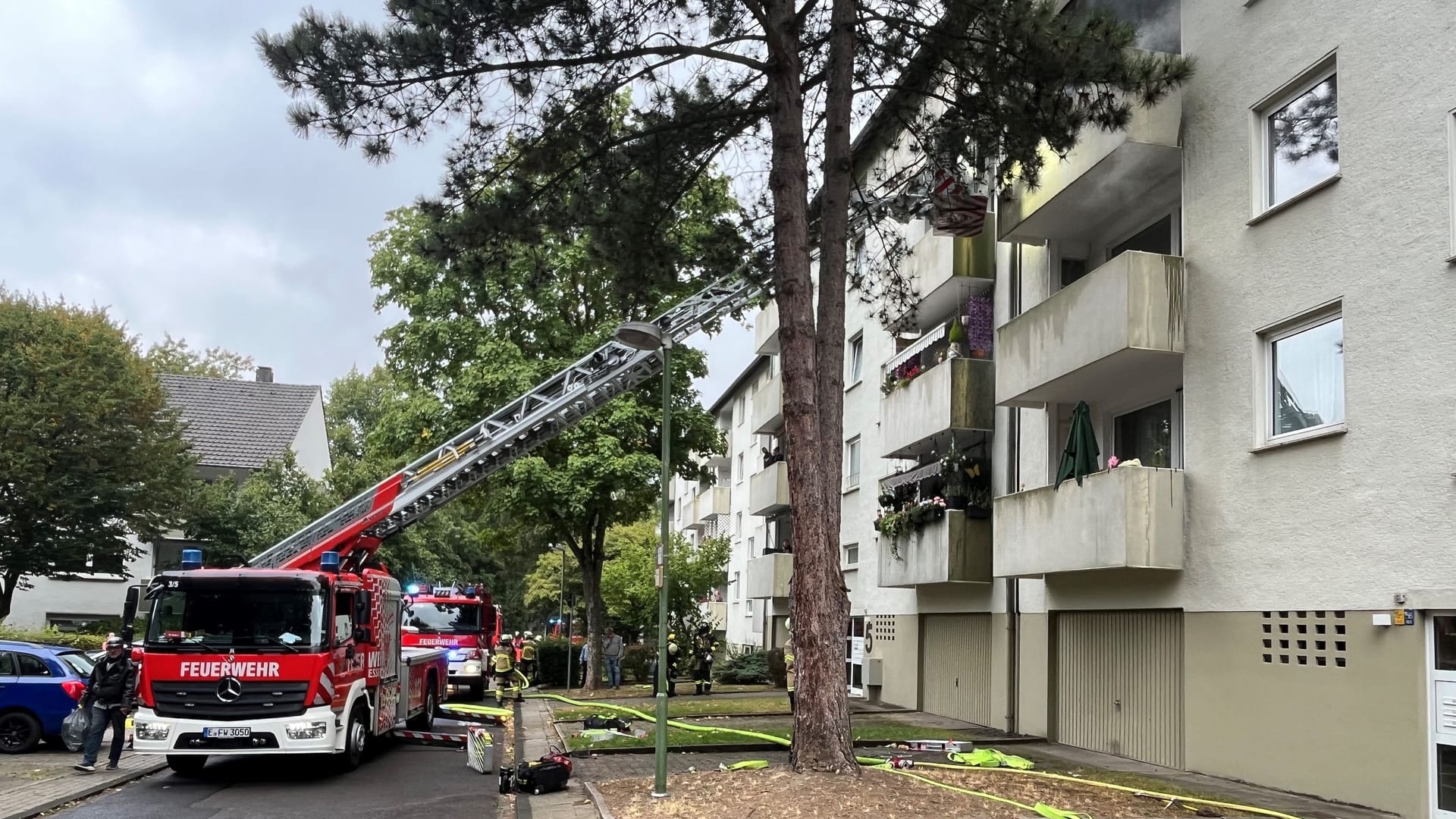 Am Samstag musste die Feuerwehr Essen einen Brand im dritten Stock eines Mehrfamilienhauses im Stadtteil Leithe löschen.