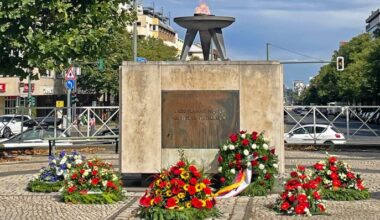 Zur Erinnerungswoche "80 Jahre Kriegsende und das Kriegsfolgeschicksal" wurden Kränze am 23.08.2025 an der Ewigen Flamme am Theodor-Heuss-Platz abgelegt.(Quelle:rbb/J.S.Fischer)