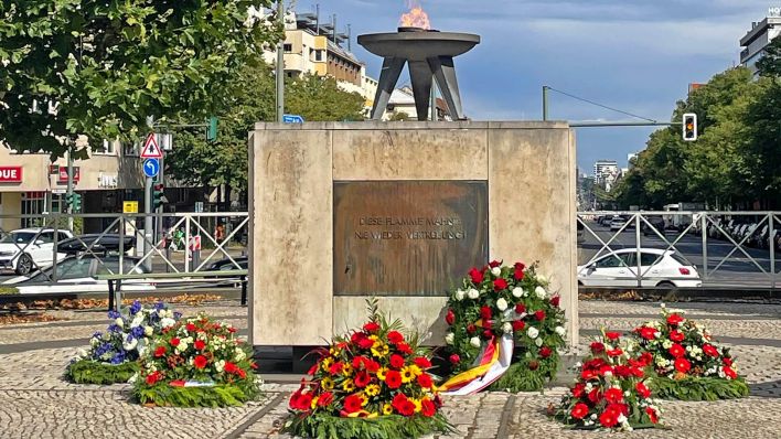 Zur Erinnerungswoche "80 Jahre Kriegsende und das Kriegsfolgeschicksal" wurden Kränze am 23.08.2025 an der Ewigen Flamme am Theodor-Heuss-Platz abgelegt.(Quelle:rbb/J.S.Fischer)