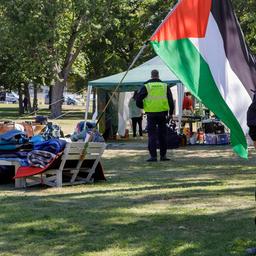  Ein Polizist steht an einem  Palästina-Camp vor dem Bundeskanzleramt. Das Camp soll geräumt werden. (Quelle: dpa/Bildfunk)