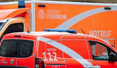Einsatzfahrzeuge mit der Aufschrift «Berliner Feuerwehr» und «Notruf 112» (Quelle: dpa/Soeren Stache).