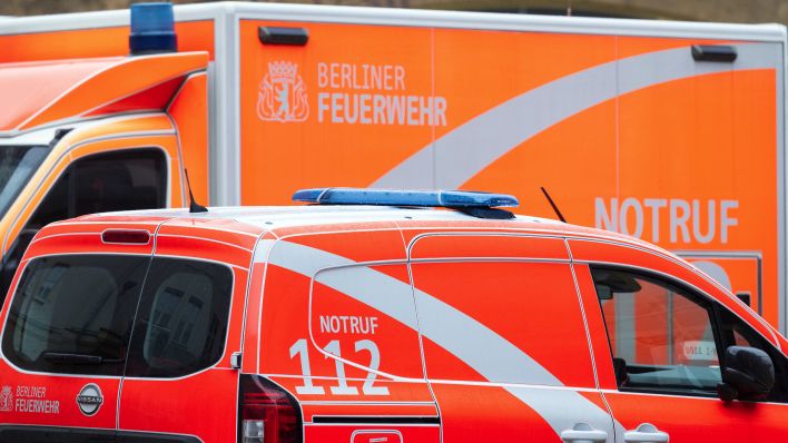 Einsatzfahrzeuge mit der Aufschrift «Berliner Feuerwehr» und «Notruf 112» (Quelle: dpa/Soeren Stache).