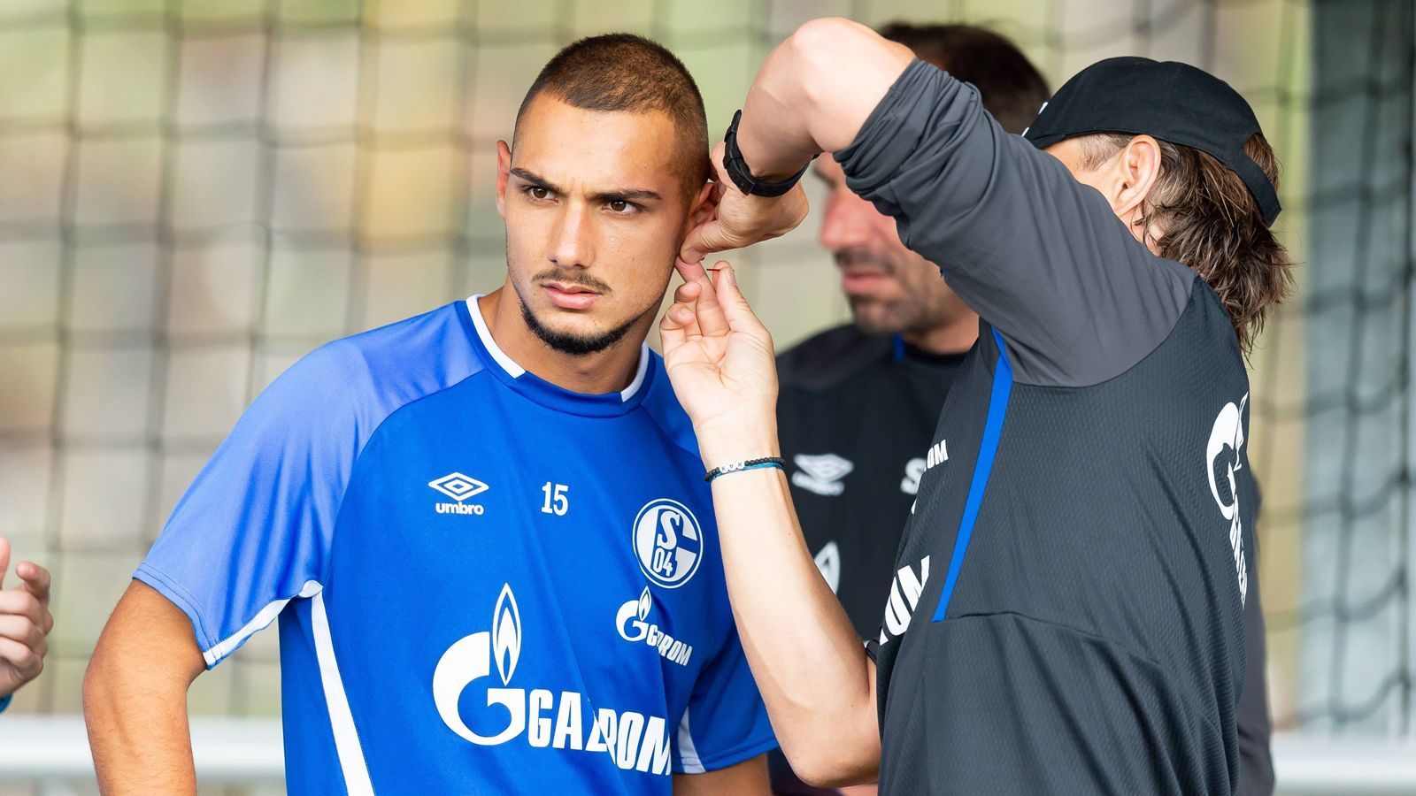 <strong>Ahmed Kutucu (Galatasaray Istanbul)</strong><br>... war aber in der Vorsaison als Leihspieler für Eyüpspor mit acht Toren und sieben Vorlagen in 18 Partien sehr erfolgreich. Bei Galatasaray hat Kutucu noch einen Vertrag bis 2028. Der gebürtige Gelsenkirchener verließ Schalke im Sommer 2021 nach 52 Pflichtspiel-Einsätzen in Richtung Basaksehir.