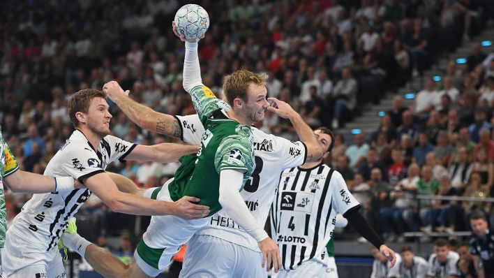 Handball-Supercup: Mehrere Kieler versuchen, Füchse-Star Mathias Gidsel zu stoppen. / imago images/Sven Simon