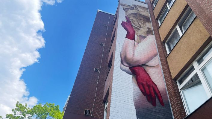 Das Mural ""Speak Up. Stand Up" von Christian Böhmer in der Bülowstraße in Berlin-Schöneberg.(Quelle:rbb/J.S.Fischer)