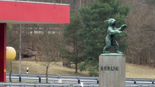 Archivbild: Der Bär als Wappen der Stadt Berlin steht an der Autobahn in Höhe Dreilinden buw. Ausfahrt Zehlendorf, aufgenommen am 21.03.2012 in Berlin. (Quelle: dpa/Soeren Stache)