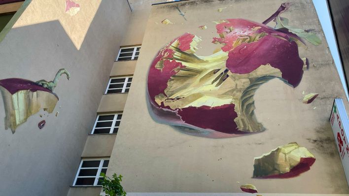 Das Mural "Apfel der Sünde" des Duos Onur und Wes21 in der Prinzenstraße in Berlin-Kreuzberg.(Quelle:rbb/J.S.Fischer)