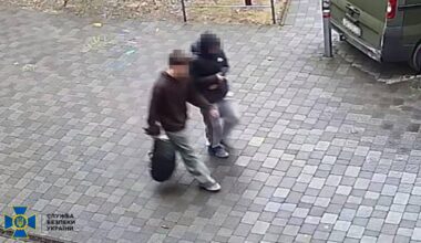 Zwei Jungen in der Ukraine auf einem Überwachungsvideo