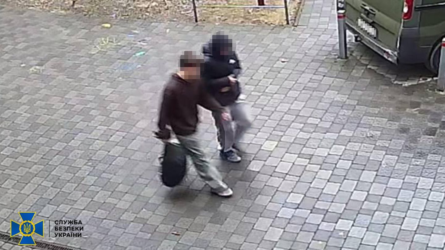 Zwei Jungen in der Ukraine auf einem Überwachungsvideo