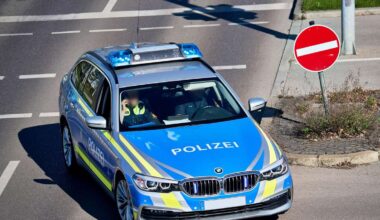 Junger Mann zieht plötzlich Messer