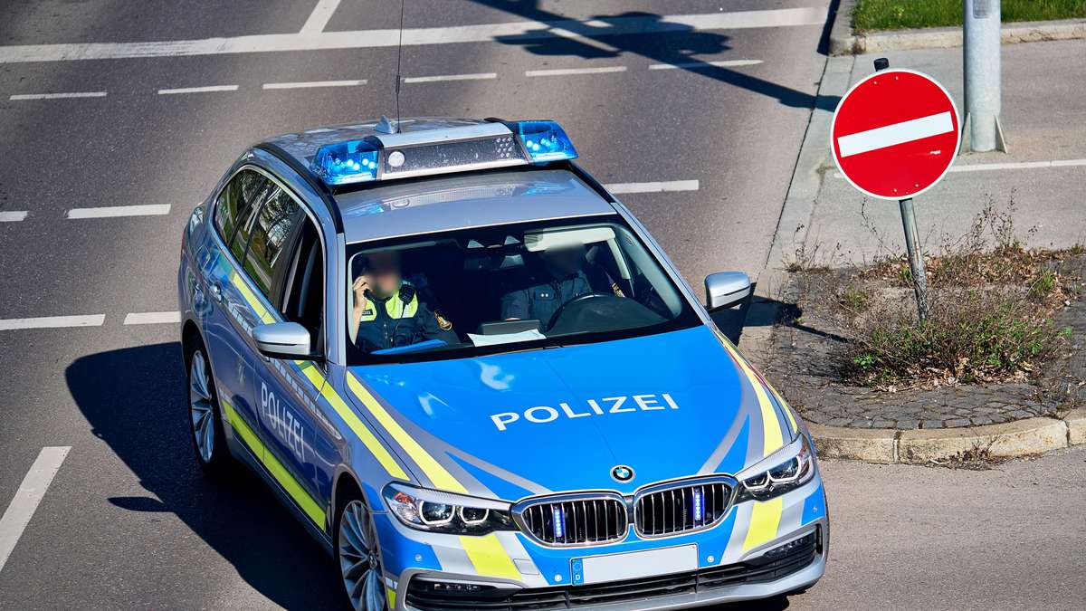 Junger Mann zieht plötzlich Messer