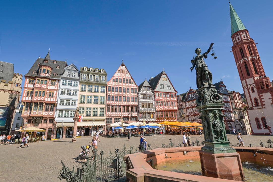 Frankfurt am Main vereint Tradition und Moderne wie kaum eine andere deutsche Stadt. Die Fachwerkhäuser am Römerberg sind Hotspot für Touristen.