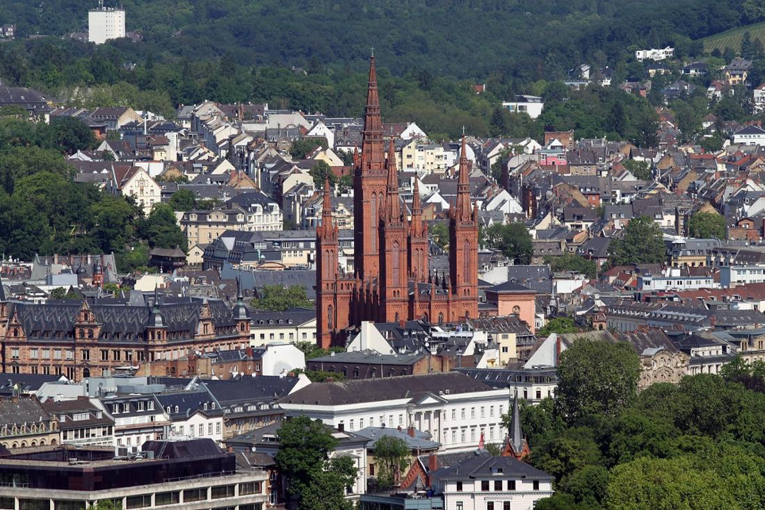 Wiesbaden ist die Landeshauptstadt Hessens und mit rund 288.000 Einwohnern die zweitgrößte Stadt des Bundeslandes. Die elegante Kurstadt blickt auf eine jahrhundertealte Tradition als Heilbad zurück.