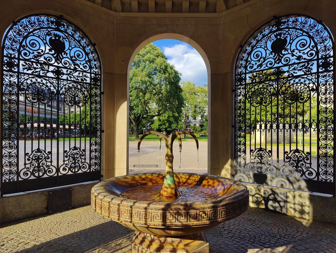 Als eines der ältesten Kurbäder Europas strahlt Wiesbaden bis heute mondänen Charme aus. Die hessische Landeshauptstadt beeindruckt mit prächtiger Architektur und heilenden Thermalquellen.