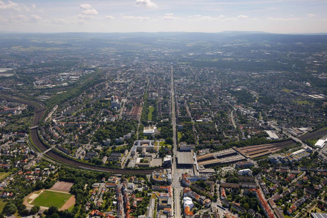 Kassel ist mit etwa 197.000 Einwohnern die drittgrößte Stadt Hessens und das kulturelle Zentrum Nordhessens. Weltberühmt ist die documenta, eine der wichtigsten Ausstellungen für zeitgenössische Kunst.