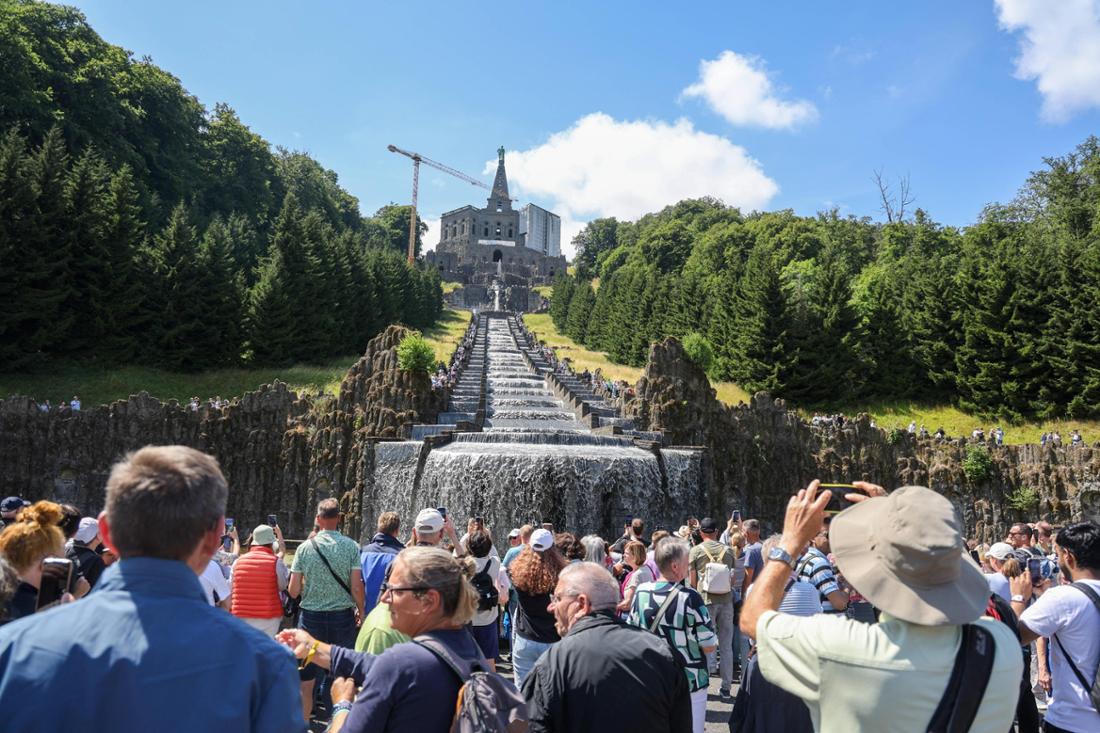 Kassels Wahrzeichen, der Herkules im Bergpark Wilhelmshöhe, thront majestätisch über der Stadt. Die beeindruckende Anlage zählt zu den schönsten Bergparks Europas.