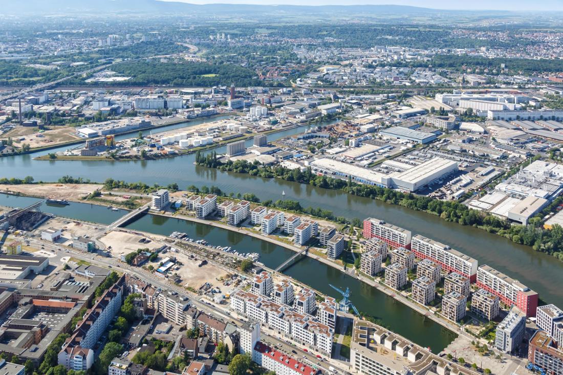 Offenbach am Main ist mit etwa 133.000 Einwohnern die fünftgrößte Stadt Hessens und ein wichtiger Industriestandort. Die Mainstadt ist besonders für ihre Leder- und Designindustrie bekannt.