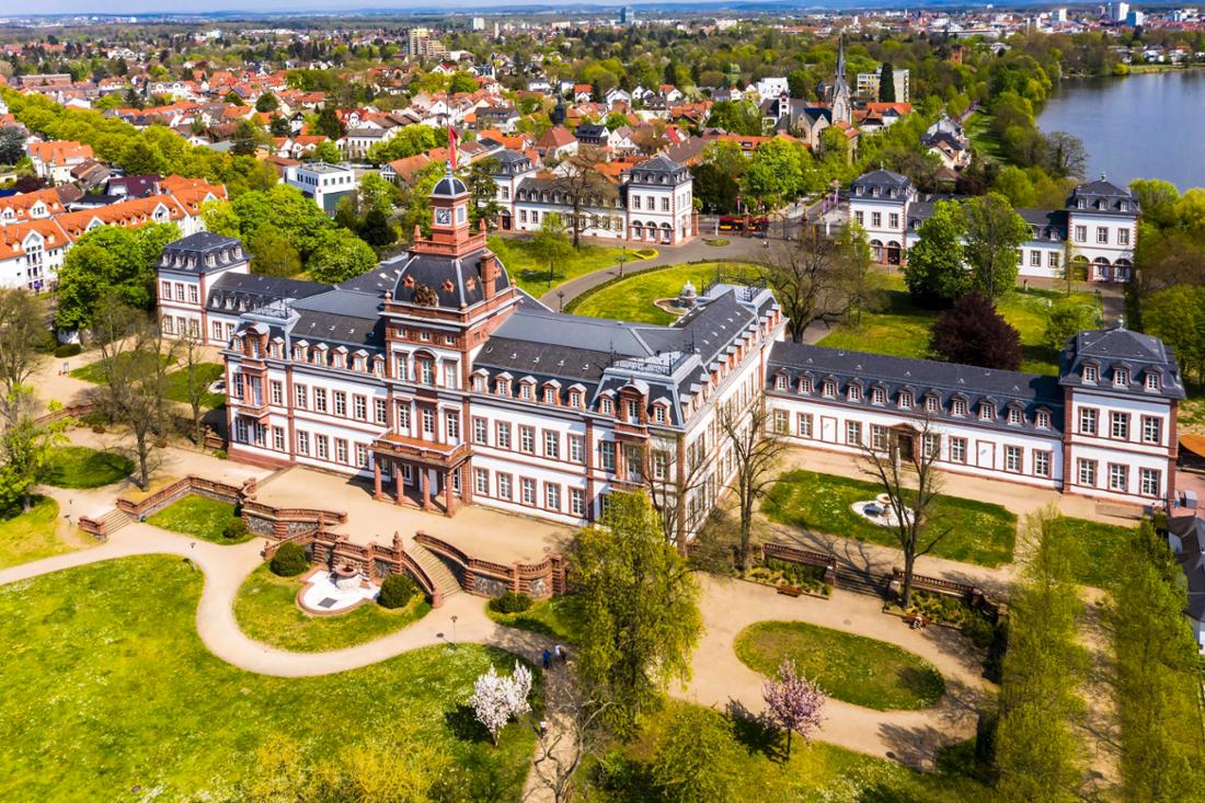 Hanau ist mit knapp 98.000 Einwohnern die sechstgrößte Stadt Hessens und die Geburtsstadt der Brüder Grimm. Die Märchenstadt am Main lockt mit ihrer reichen Geschichte und kulturellen Vielfalt.