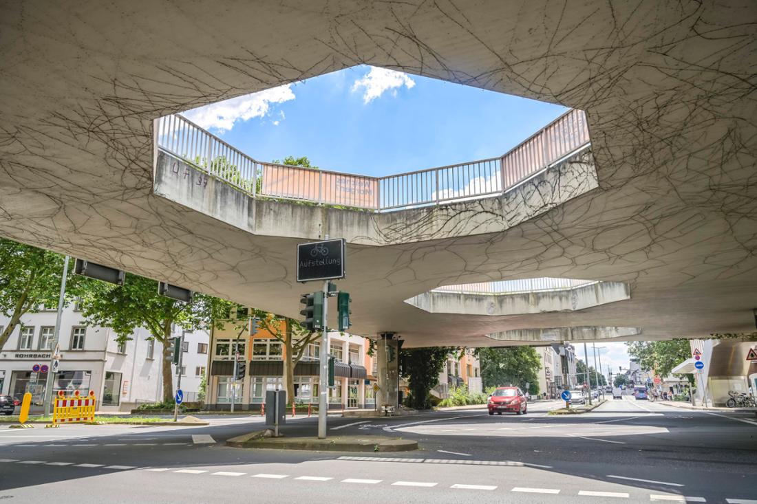 Gießen ist mit etwa 89.000 Einwohnern die siebtgrößte Stadt Hessens und eine traditionsreiche Universitätsstadt. Die Justus-Liebig-Universität und das Elefantenklo (Foto) prägen das Stadtbild. 