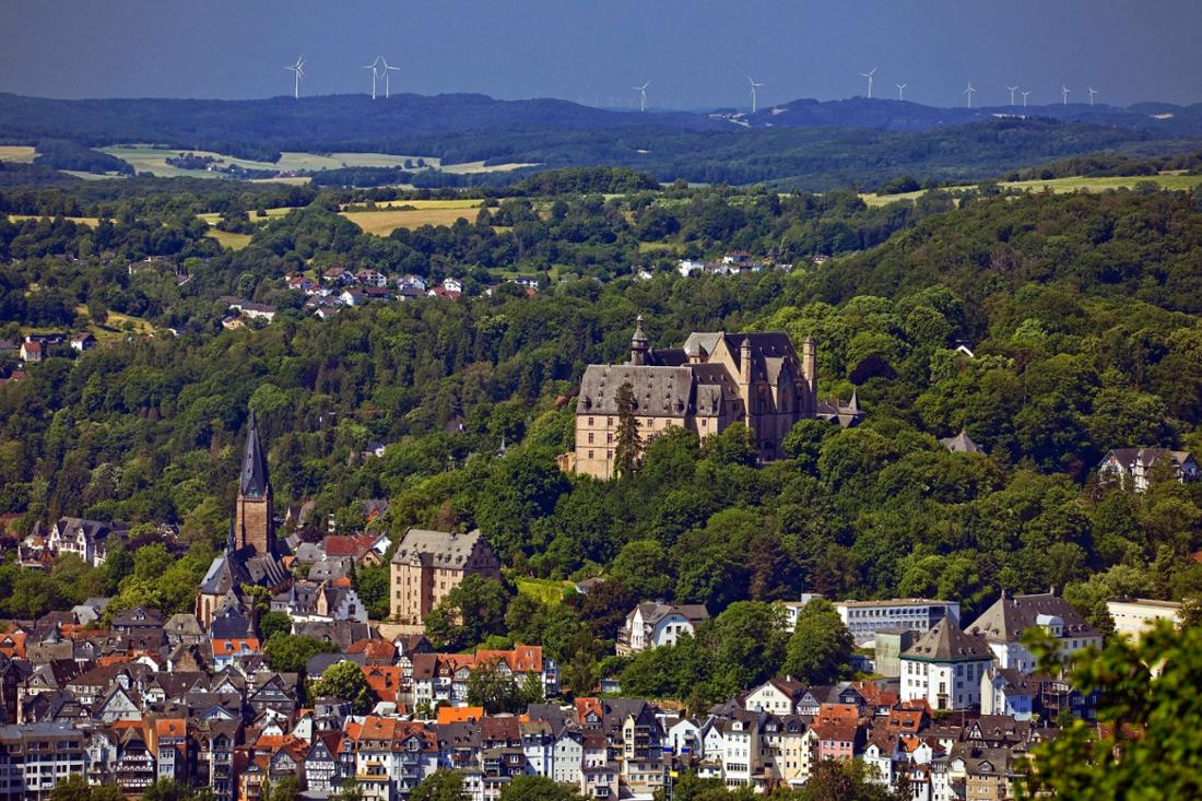 Marburg ist mit rund 74.000 Einwohnern die achtgrößte Stadt Hessens und eine der schönsten Universitätsstädte Deutschlands. Die mittelalterliche Oberstadt mit dem Landgrafenschloss ist ein architektonisches Juwel.