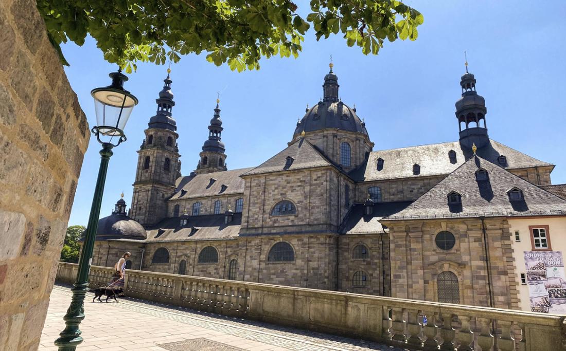 Fulda ist mit etwa 65.000 Einwohnern die neuntgrößte Stadt Hessens und das kulturelle Zentrum Osthessens. Der barocke Dom und die Altstadt machen die Bischofsstadt zu einem besonderen Reiseziel.