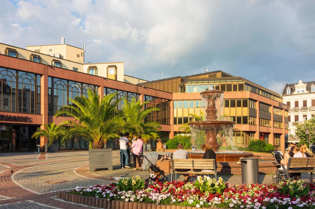 Bad Homburg vor der Höhe ist mit rund 54.000 Einwohnern eine elegante Kurstadt im Taunus und zählt zu den nobelsten Adressen Hessens. Die ehemalige Residenzstadt beeindruckt mit prächtigen Villen und heilenden Thermalquellen.