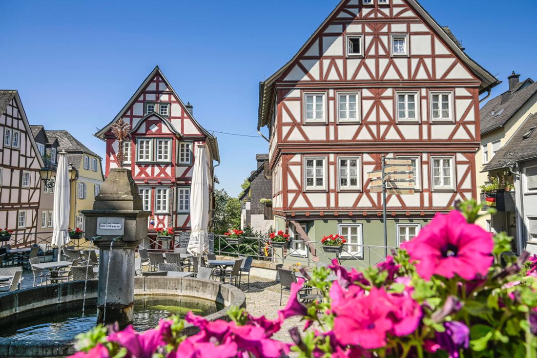 Wetzlar ist mit etwa 53.000 Einwohnern eine der bedeutendsten Städte Mittelhessens und weltbekannt als Heimat der Optik-Industrie. Die Goethe-Stadt lockt mit historischem Charme und innovativer Präzisionstechnologie.