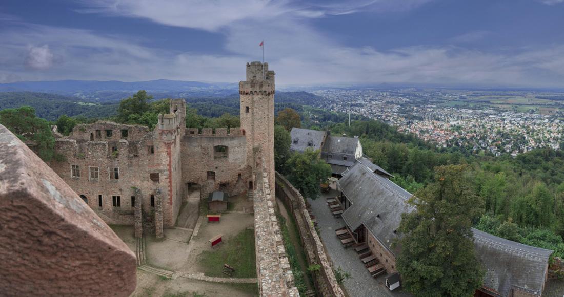 Bensheim ist mit etwa 41.000 Einwohnern die Perle der Bergstraße und bekannt für ihre exzellente Weinkultur. Die südhessische Stadt lockt mit mildem Klima, malerischen Weinbergen und dem Schloss Auerbach.