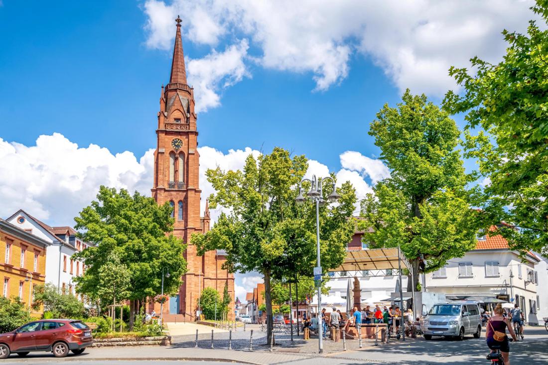 Langen ist mit rund 37.000 Einwohnern eine dynamische Stadt im Kreis Offenbach mit direkter S-Bahn-Anbindung nach Frankfurt. Die Stadt zwischen Flughafen und Odenwald bietet urbanes Leben mit ländlichem Charme.