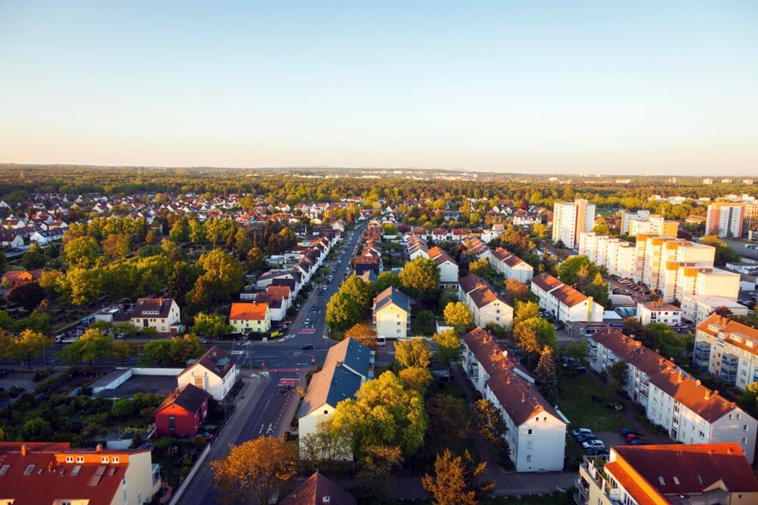 Neu-Isenburg ist mit etwa 37.000 Einwohnern eine moderne Stadt im Kreis Offenbach mit direkter Nähe zum Frankfurter Flughafen.