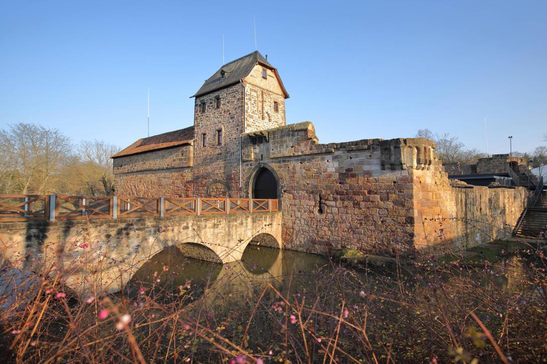 Bad Vilbel ist mit etwa 34.000 Einwohnern eine traditionsreiche Kurstadt im Wetteraukreis und bekannt für ihr Mineralwasser. Die Quellenstadt verbindet Wellness-Tradition mit modernem Stadtleben.