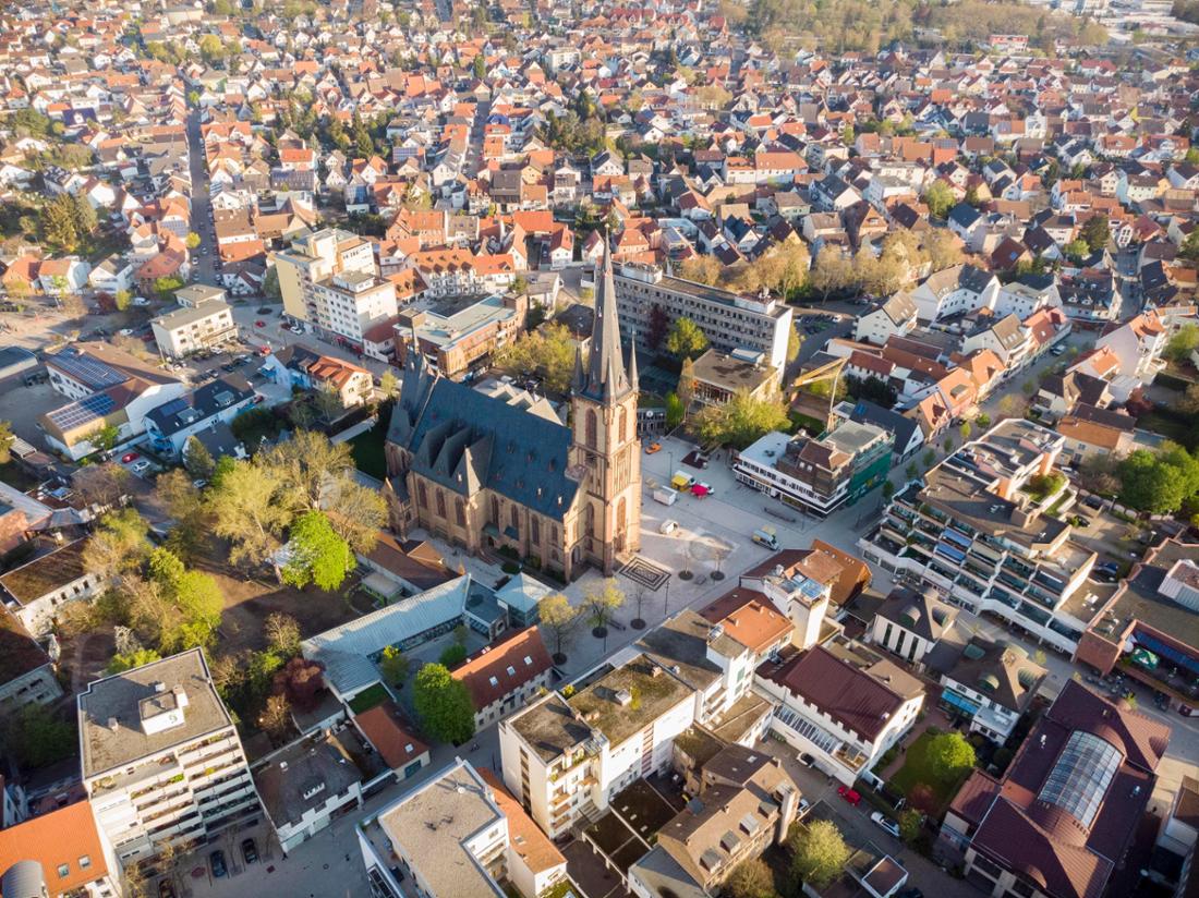 Viernheim ist mit etwa 33.000 Einwohnern eine lebendige Stadt an der hessisch-baden-württembergischen Grenze. Die Stadt zwischen Rhein und Odenwald verbindet hessische Tradition mit kurpfälzischem Charme.
